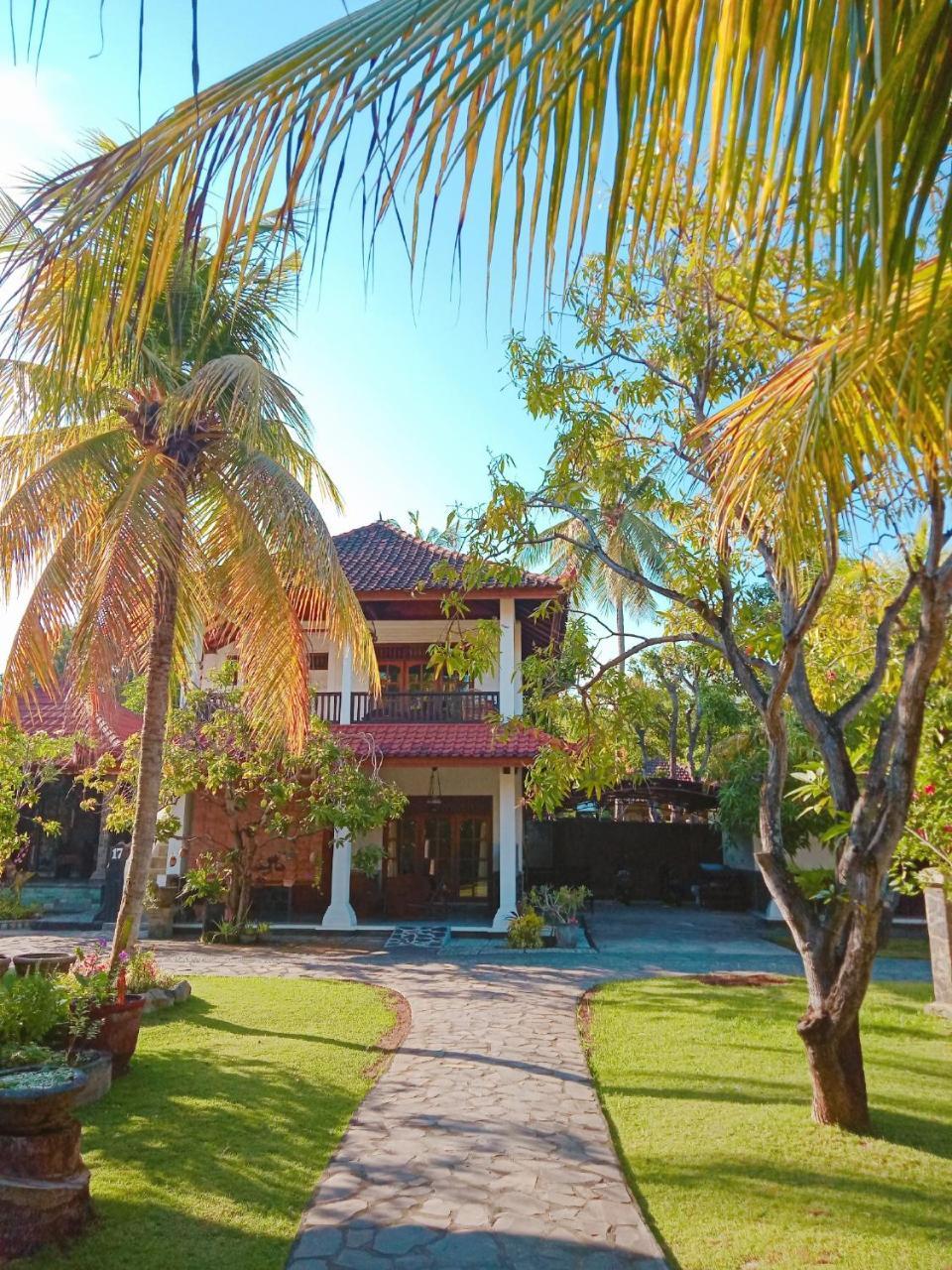 Rini Hotel Lovina  Exterior photo