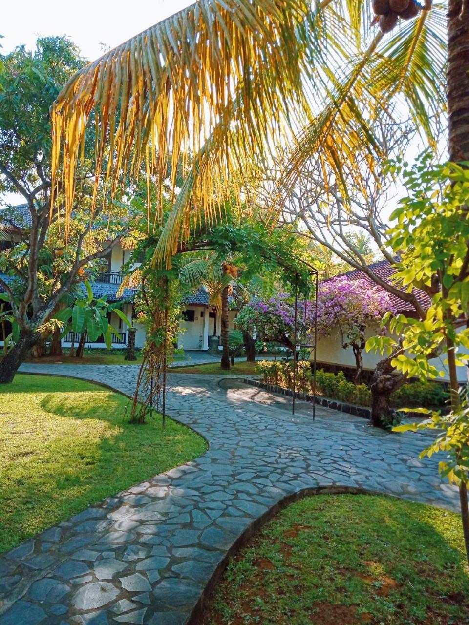 Rini Hotel Lovina  Exterior photo