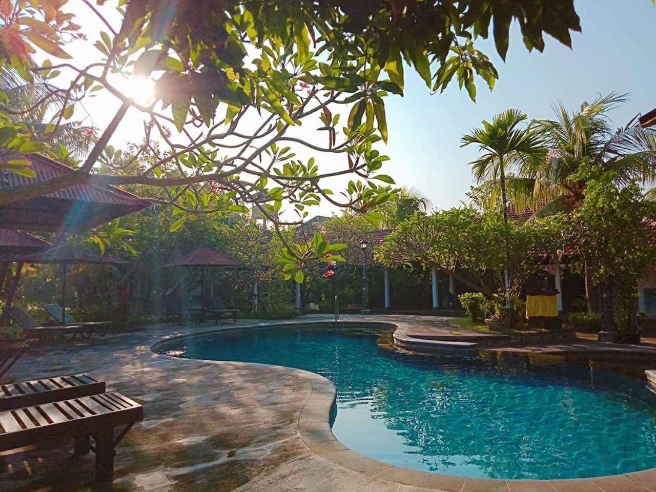 Rini Hotel Lovina  Exterior photo