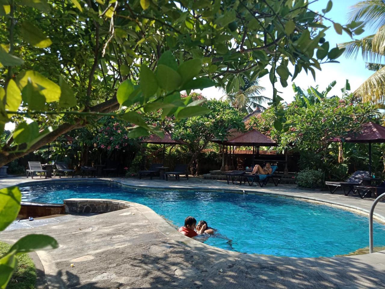 Rini Hotel Lovina  Exterior photo